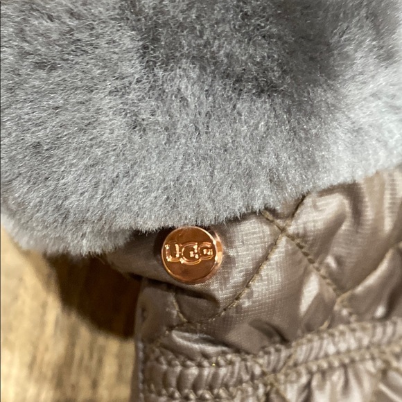 UGG Quilted Brown Gloves with Fur Trim - Picture 2 of 8